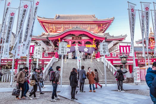 冬日里，日本寺庙里游客和当地人聚集在一起，热闹非凡