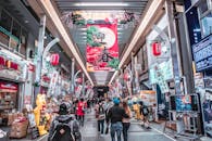 在日本繁忙的购物商场里，商店种类繁多，人们正享受着美好的一天