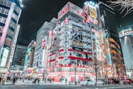 夜晚，在明亮的霓虹灯和繁华的街道中，探索东京新宿充满活力的城市景观