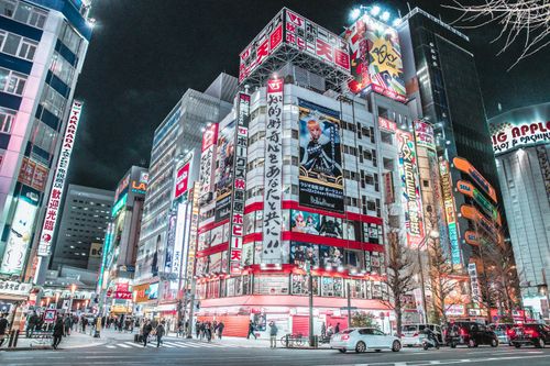 Free Explore the vibrant cityscape of Shinjuku, Tokyo at night with bright neon lights and bustling streets. Stock Photo