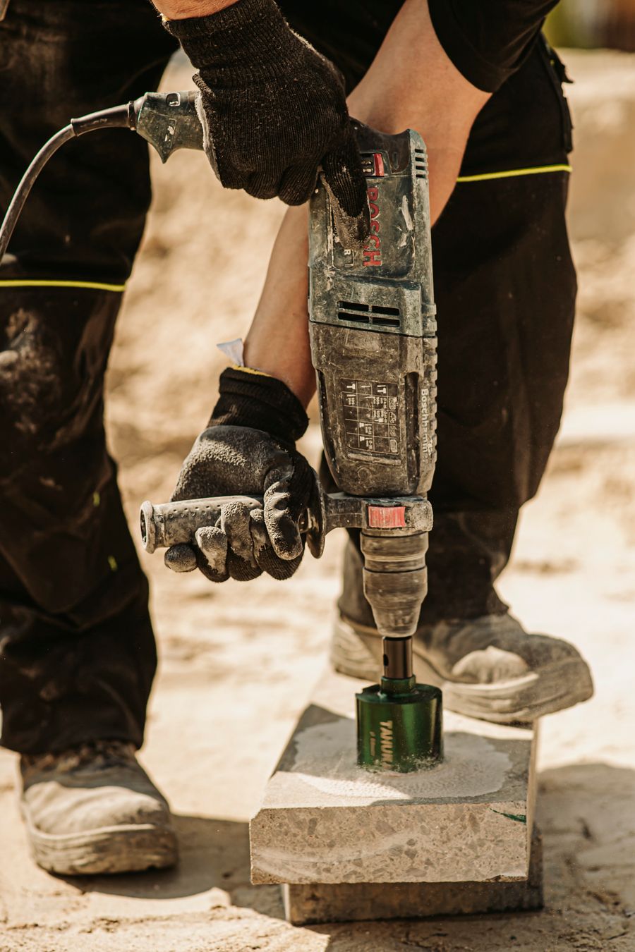Betonbohrung mit Kernbohrgerät auf Baustelle
