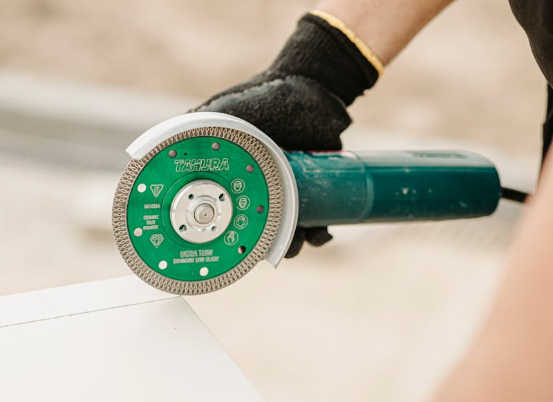 Detalle de trabajo y herramientas profesionales