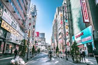 东京热闹的街景展现了繁忙的街道、熙攘的人流和充满活力的标志