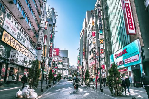 Free Lively street scene in Tokyo showcasing busy streets, people, and vibrant signs. Stock Photo