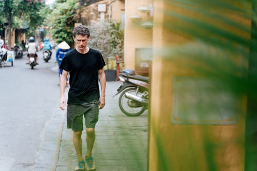 Foto profissional grátis de andando, árvores, cabelo curto