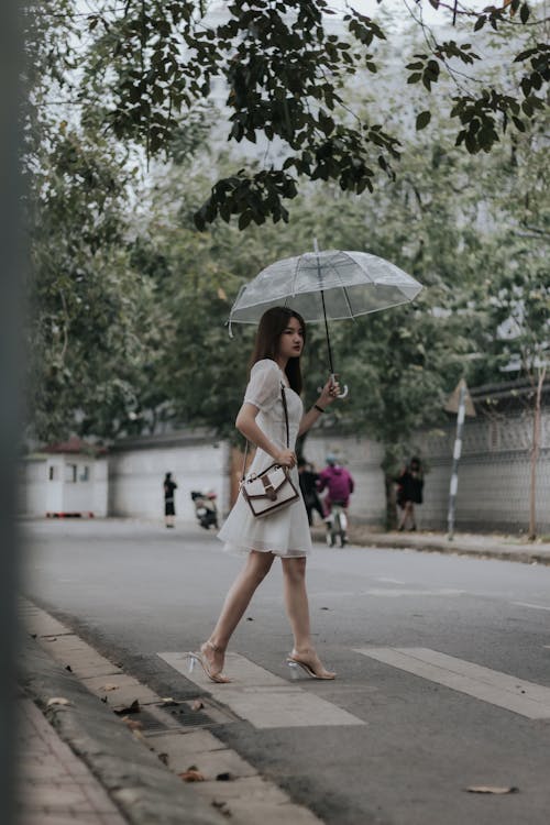 Základová fotografie zdarma na téma bílé šaty, chůze, deštník