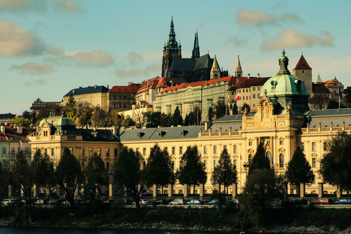 Catedrala Sfântul Vit și Castelul din Praga văzute sub un cer senin