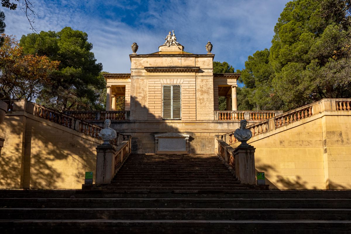 Pavilion neoclasic in parcul Laberint d Horta