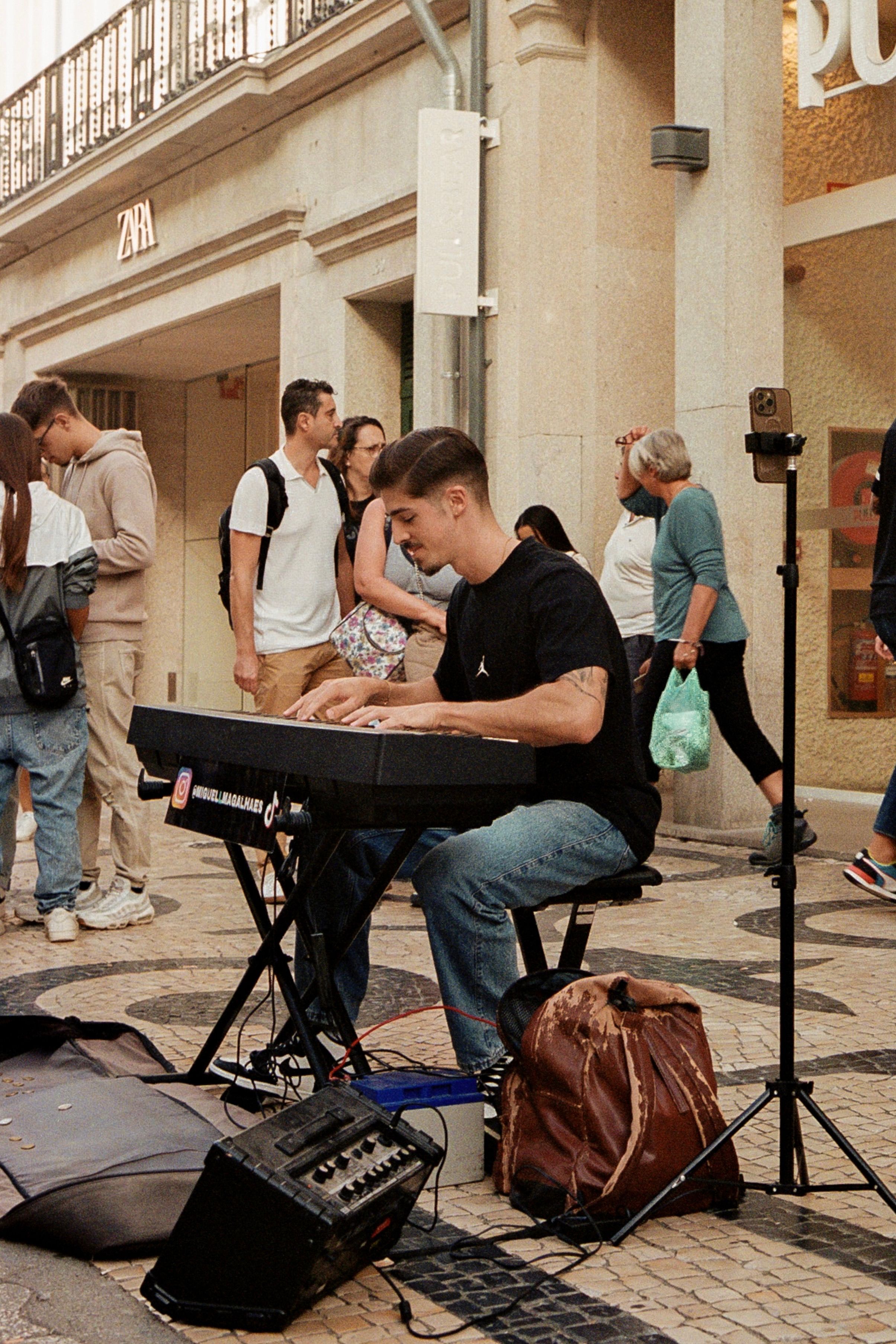 A man playing the keyboard on the street · Free Stock Photo