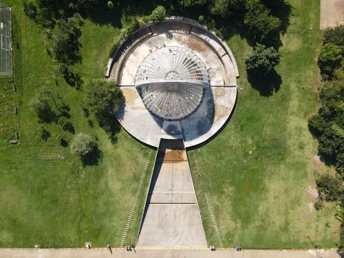 Free Top-down shot of a circular concrete structure surrounded by green grass in São Paulo. Stock Photo
