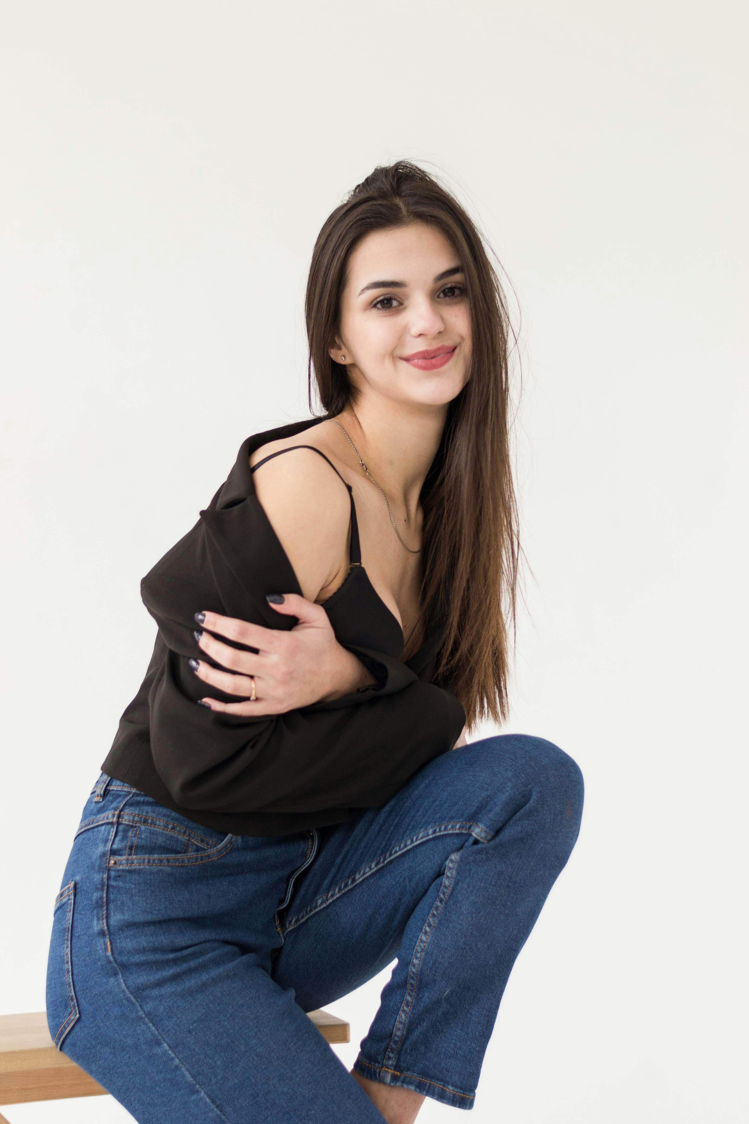 Portrait Of A Beautiful Stylish Young Brunette In Crop Top And Jeans. Stock  Photo, Picture and Royalty Free Image. Image 46512737.