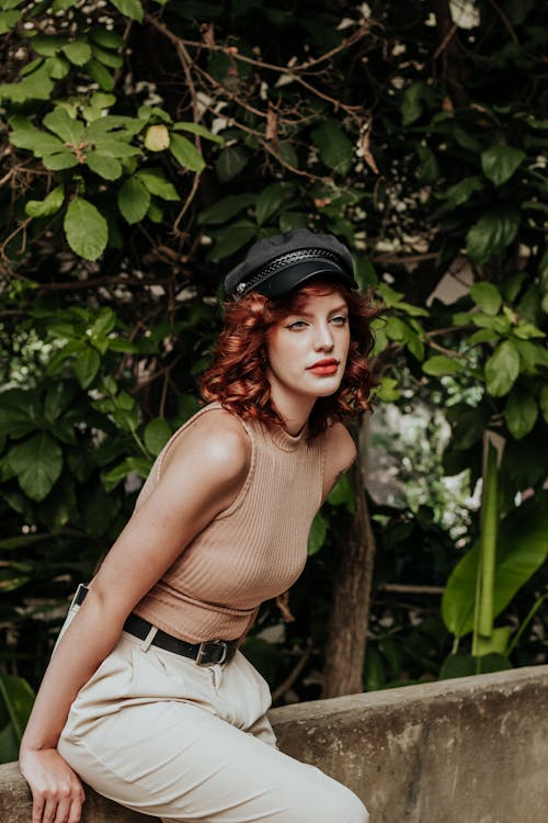 Fotos de stock gratuitas de cabello rojo, Camiseta sin mangas, cerca