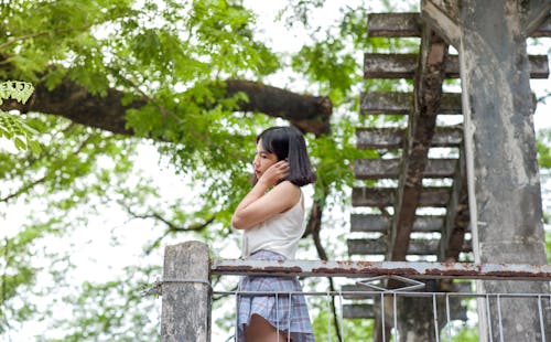 Vrouw In Witte Tanktop