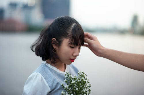 Foto Des Mädchens, Das Weiße Blumen Trägt