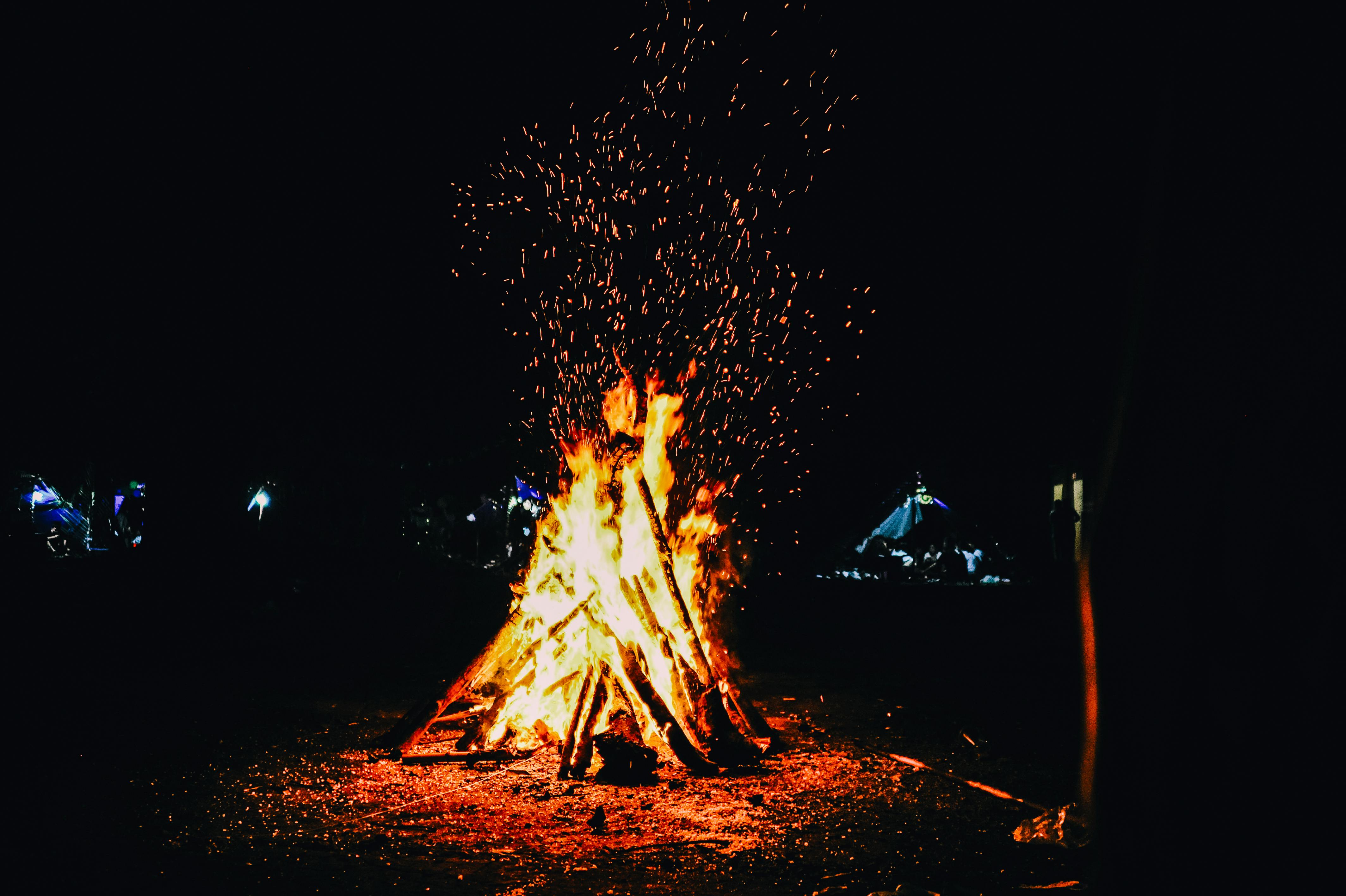 夕方の焚き火 無料の写真素材