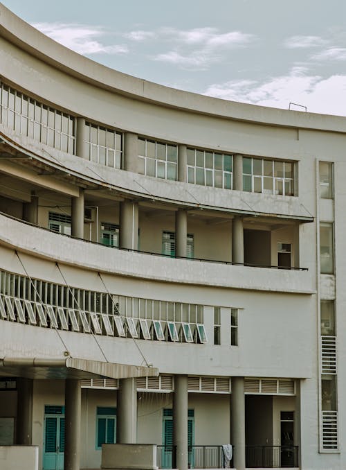 Edificio In Cemento Bianco