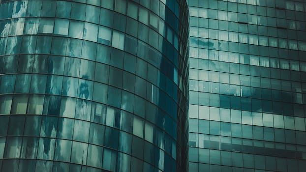 现代摩天大楼的反光玻璃立面展现了城市建筑的设计