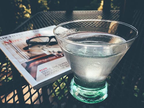 Tazza Di Vetro Riempita D'acqua Sulla Tavola Nera