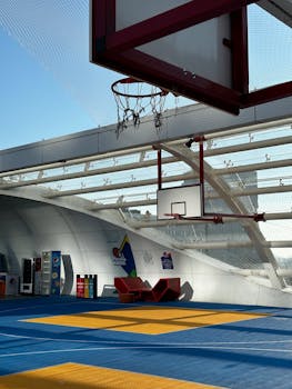 Wide view of a vibrant rooftop basketball court in Bucharest, perfect for urban sports.