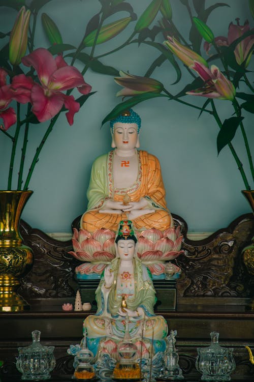 grátis Duas Estatuetas De Buda Foto profissional