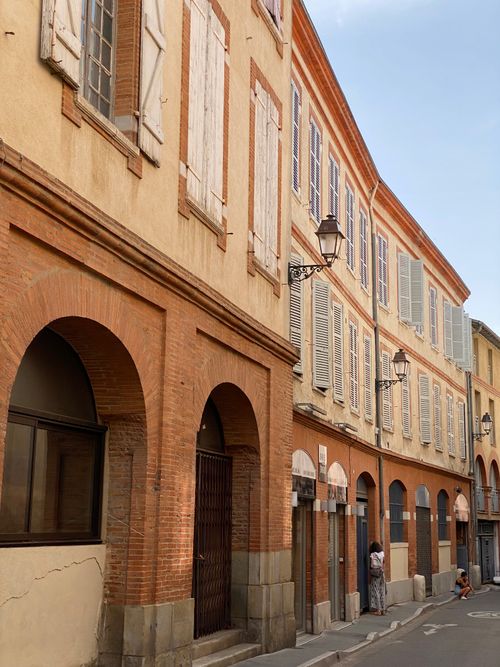 Free A picturesque street in Toulouse capturing traditional French architecture and urban charm. Stock Photo