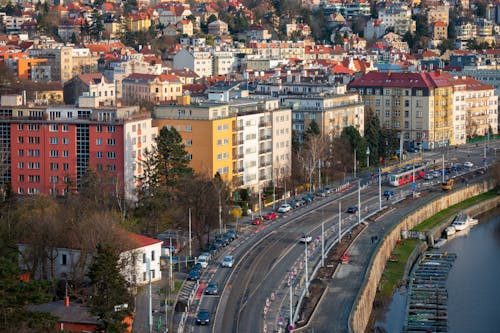 Imagine de stoc gratuită din apă curgătoare, clădiri rezidențiale, drum