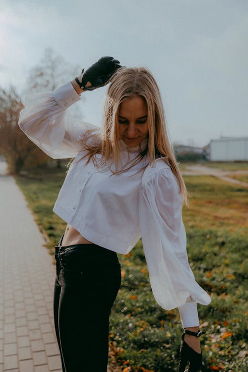 Fotos de stock gratuitas de blusa blanca, fotografía de moda, mano en el pelo