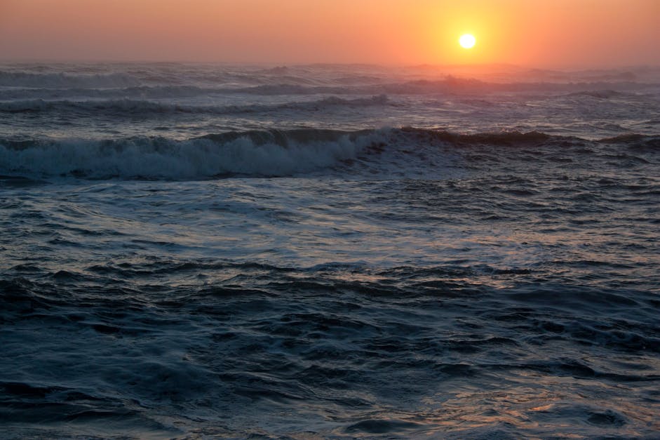 Hoàng hôn đại dương (Ocean Sunset): Hãy cùng chiêm ngưỡng cảnh hoàng hôn đại dương lãng mạn đầy màu sắc. Ánh nắng vàng rực rỡ chiếu xuống những đợt sóng dịu êm và tạo ra một khung cảnh đẹp như mơ. Hãy để mình thư giãn và đắm chìm trong khoảnh khắc đẹp nhất của đại dương bao la. 