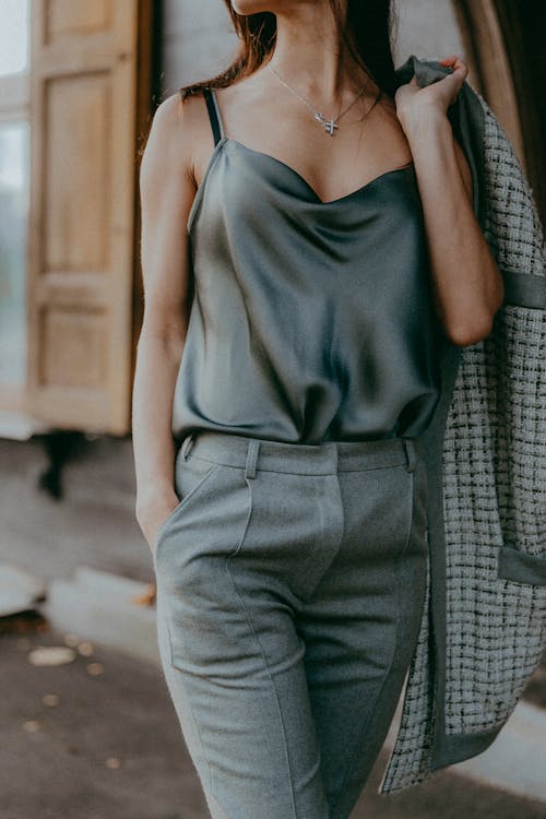 Fotos de stock gratuitas de blusa, de pie, fotografía de moda