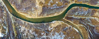 明尼苏达州阿尔图拉的一条蜿蜒河流，在秋季景观环绕下，航拍画面令人惊叹