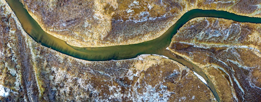 明尼苏达州阿尔图拉的一条蜿蜒河流，在秋季景观环绕下，航拍画面令人惊叹