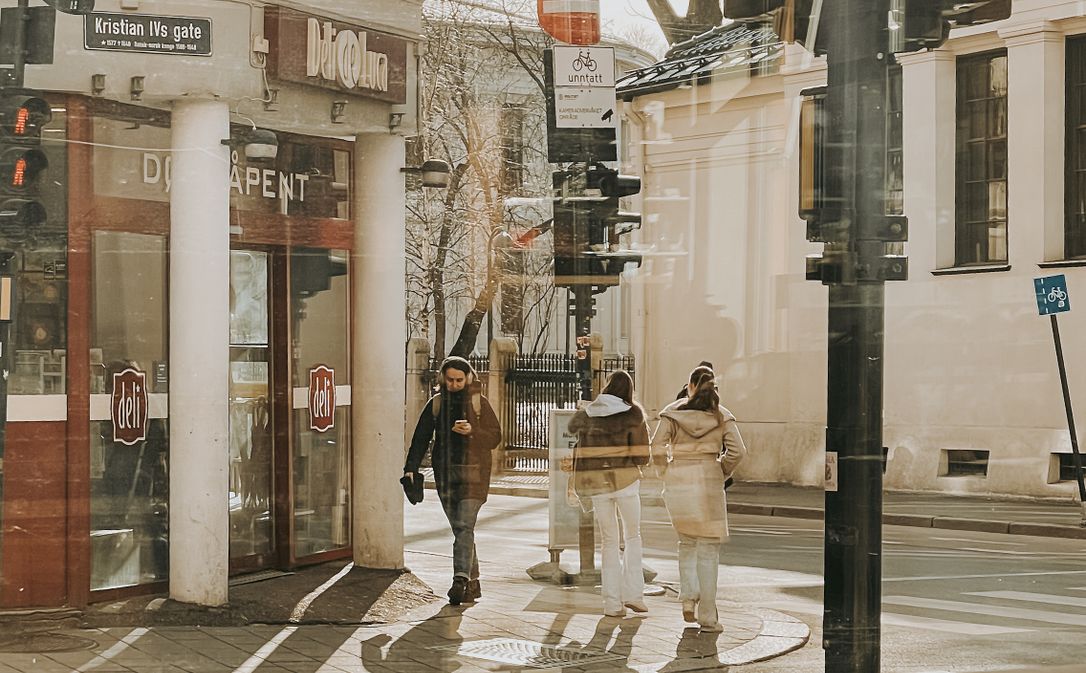 Online dating: starting a conversation on a niche platform