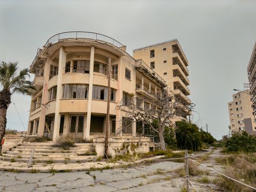 Free Abandoned building in a deserted town under overcast skies, capturing urban decay. Stock Photo