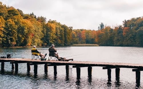 Dua Pria Memancing Di Danau