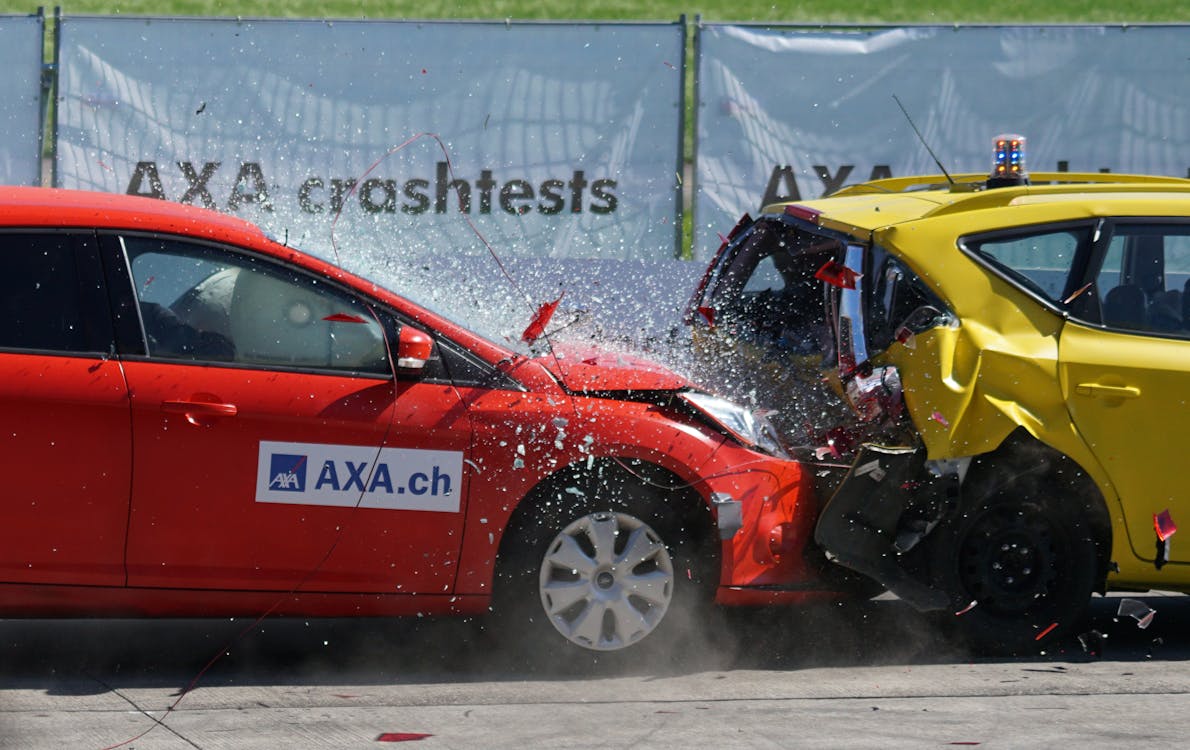 Gratis Tes Kecelakaan Hatchback Axa Merah Dan Kuning Foto Stok