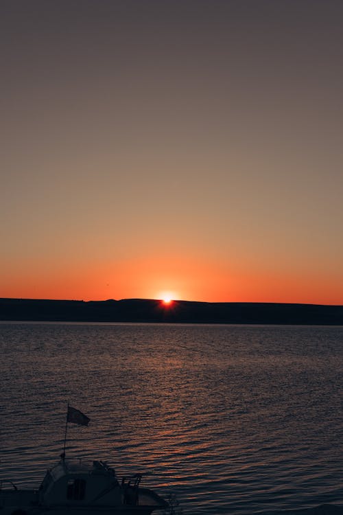 Fotos de stock gratuitas de anochecer, bahía, luz del sol