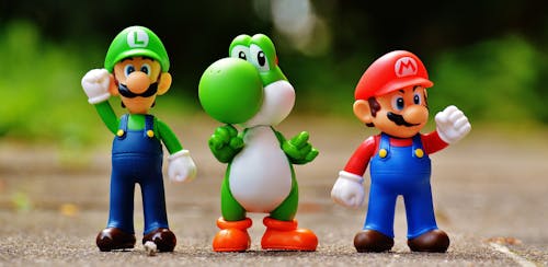 Gratis Foto Fokus Patung Patung Super Mario, Luigi, Dan Yoshi Foto Stok