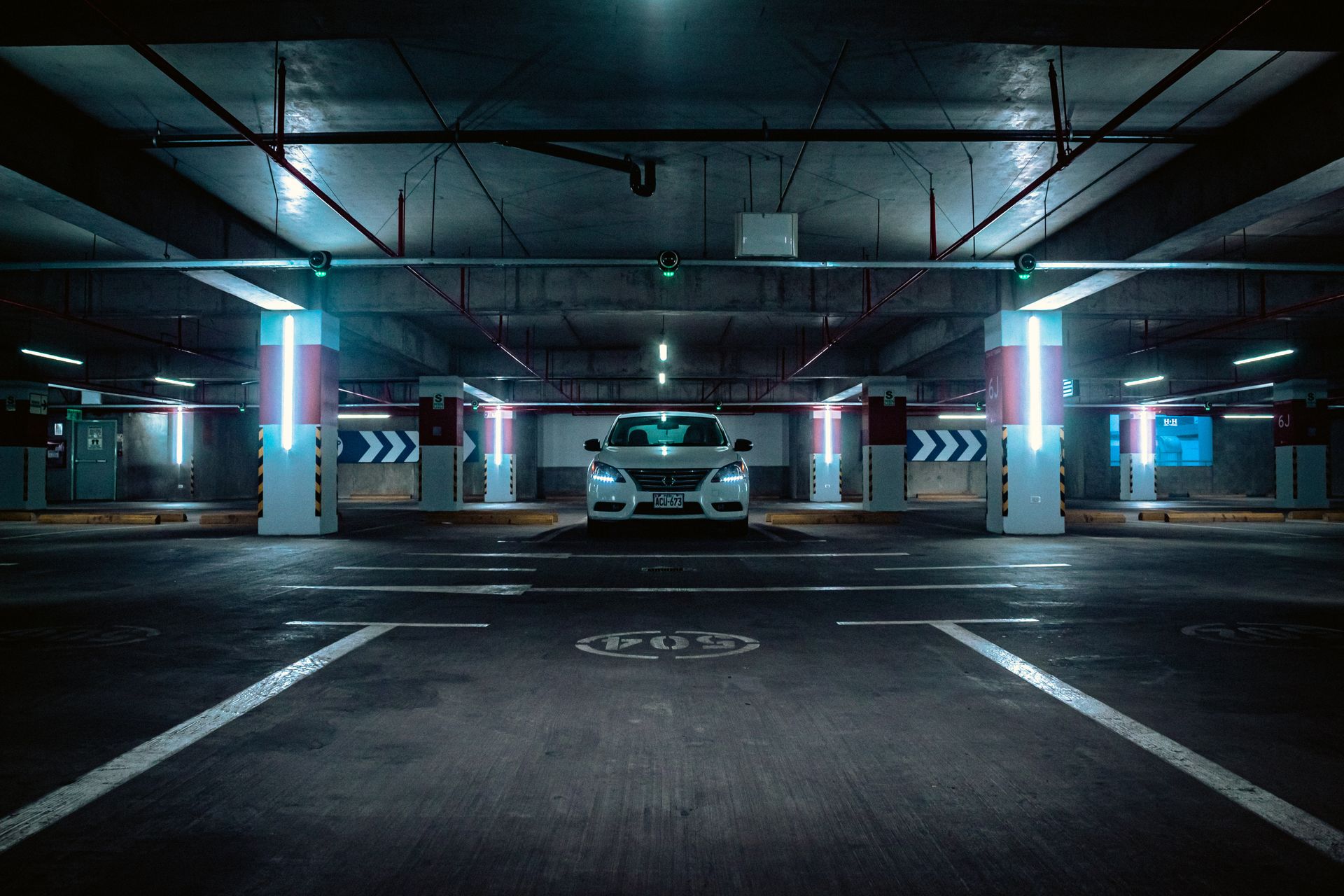 Helles Fahrzeug steht in einer ruhig beleuchteten Garage.