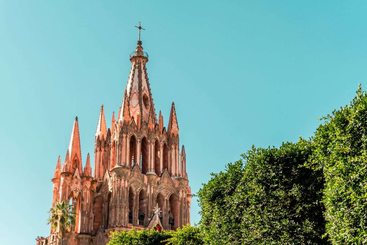 Stunning view of the iconic San Miguel Arcángel Church in San Miguel de Allende, Mexico.