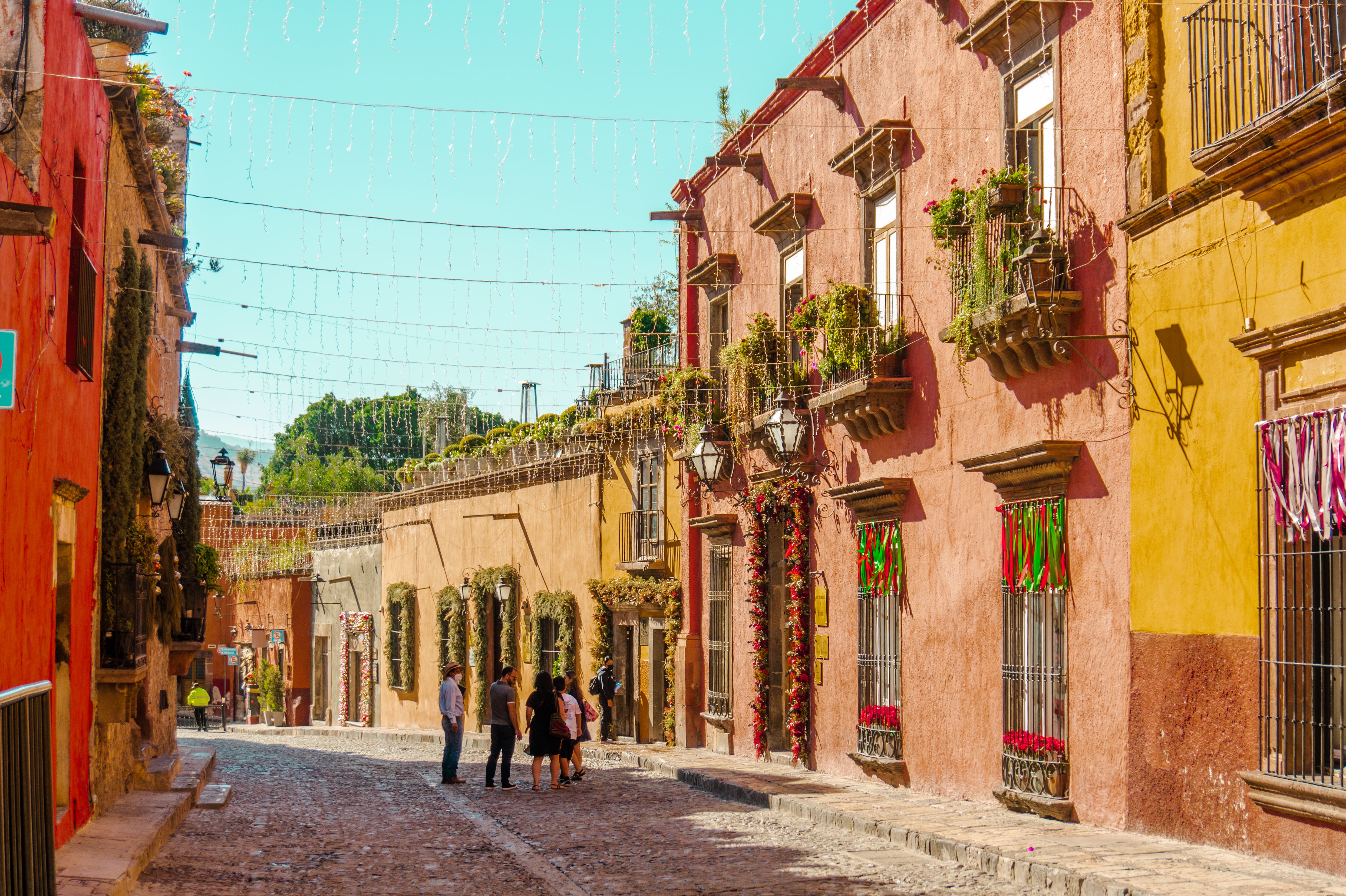 san miguel de allende colonial street colourful buildings cobblestone