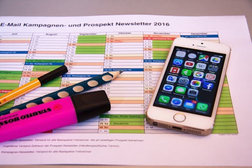 무료 Prospekt Newsletter 2016에서 Iphone 5 켜기 스톡 사진