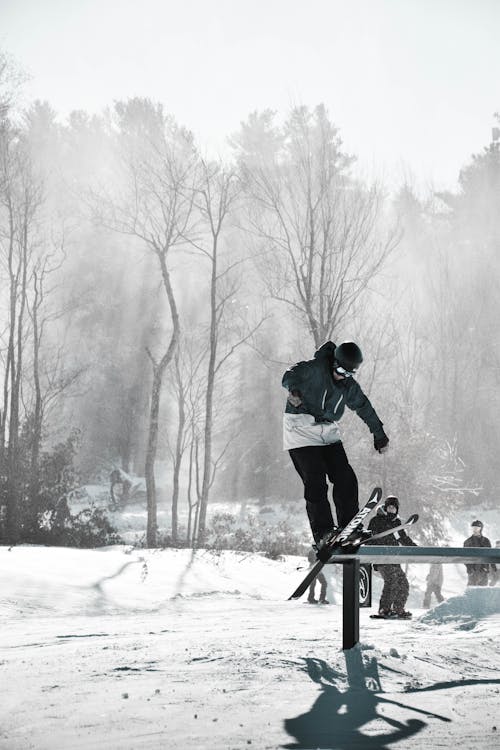 Snowboard Trick Yapan Adam