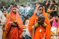 在文化节日期间，妇女们穿着充满活力的纱丽表演传统的印度仪式