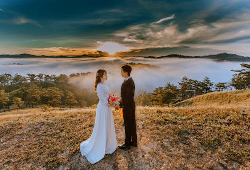 Boda romántica entre nubes al atardecer
