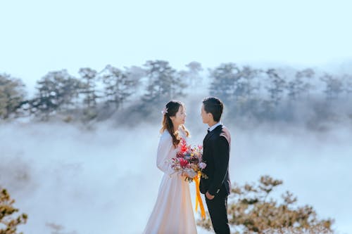 新娘和新郎的高角度照片与seaclouds背景