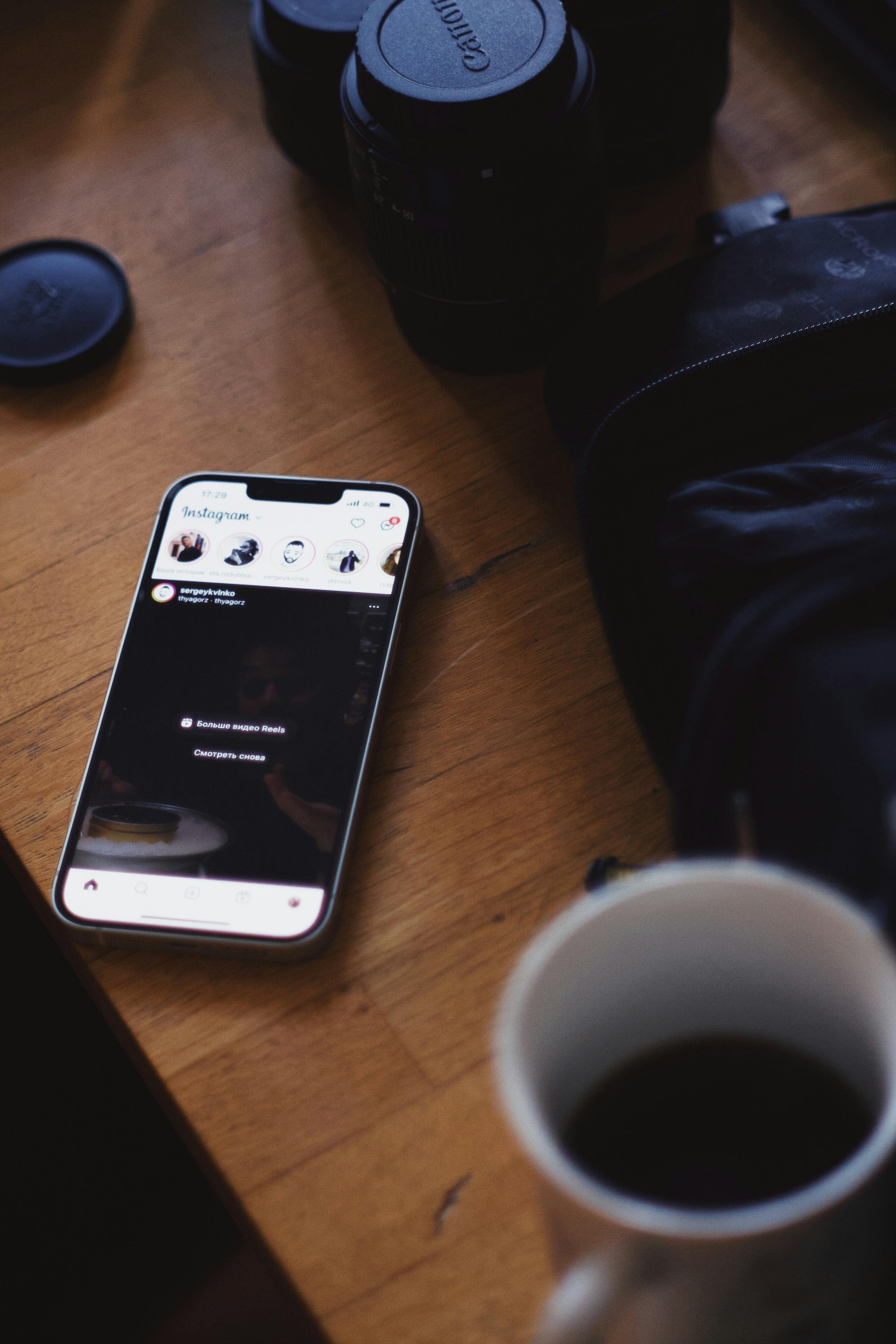 Kostnadsfria Instagram På Smartphones Pekskärm Stock foto