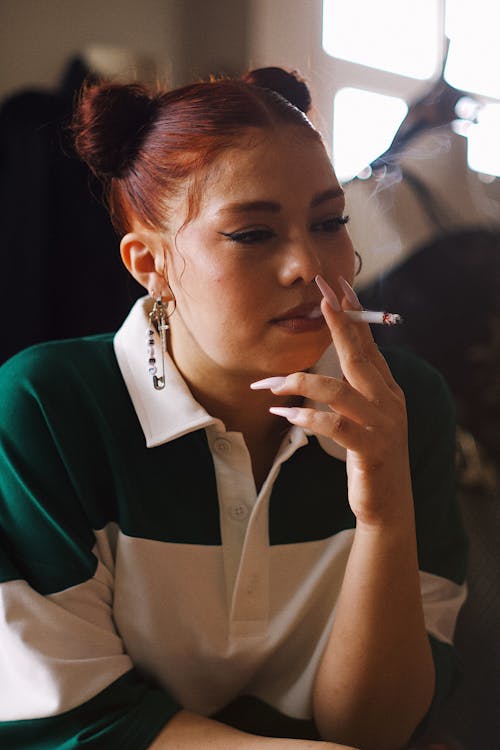 Бесплатное стоковое фото с cigarette, girl, girl smoke