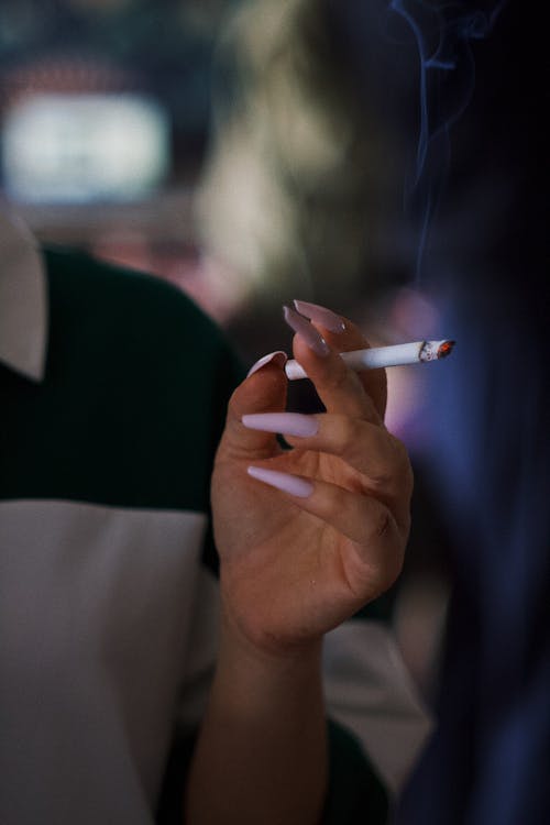 Бесплатное стоковое фото с cigarette, girl, girl smoke