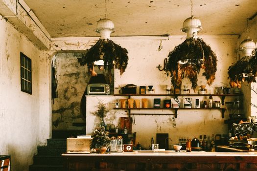 A cozy café with a rustic design featuring dried flowers and vintage decor elements.