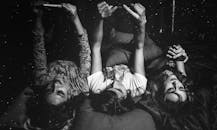 晚上，三个朋友躺下，用手机分享快乐的时刻